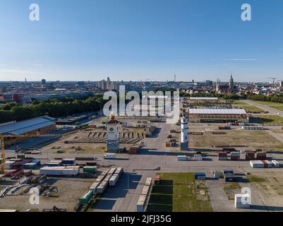 MÜNCHEN, DEUTSCHLAND - JULI 3.: Aufbau der Biertents auf dem Oktoberfest, dem größten Volksfest der Welt am 3.. Juli 2022 in München, Deutschland Stockfoto