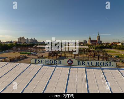 MÜNCHEN, DEUTSCHLAND - JULI 3.: Einrichtung des jährlichen Oktoberfestes am 3.. Juli 2022 in München. Nach zwei Jahren Pause aufgrund der globalen Stockfoto