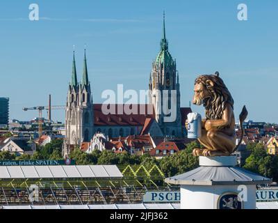 MÜNCHEN, DEUTSCHLAND - JULI 3.: Löwenbräu-Löwenstatue vor dem Aufbau der Biertents auf dem Oktoberfest, dem größten Volksfest der Welt Stockfoto