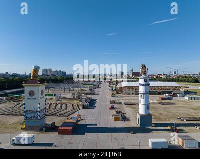 MÜNCHEN, DEUTSCHLAND - JULI 3.: Aufbau der Biertents auf dem Oktoberfest, dem größten Volksfest der Welt am 3.. Juli 2022 in München, Deutschland Stockfoto