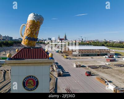 MÜNCHEN, DEUTSCHLAND - JULI 3.: Paulaner Turm während des Aufbaus der Bierteller auf dem Oktoberfest, dem größten Volksfest der Welt am 3.. Juli Stockfoto