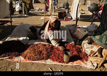 Frau, die rote Chilischoten auf dem Bati-Markt, Amhara Region, Äthiopien verkauft Stockfoto