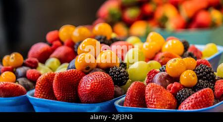 Körbe mit Beeren auf einem Markt Stockfoto