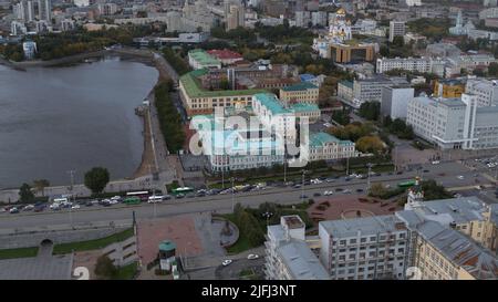 Böschung des zentralen Teiches und Plotinka, dem historischen Zentrum der Stadt Jekaterinburg, Russland. Archivmaterial. Luftaufnahme einer Sommerstadt Stockfoto