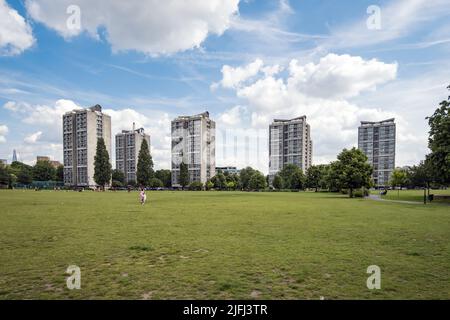 Hochhaus Tower Blocks auf dem Brandon Estate, Blick vom Kennington Park, Southwark, South London, UK Social Housing Estate. Stockfoto