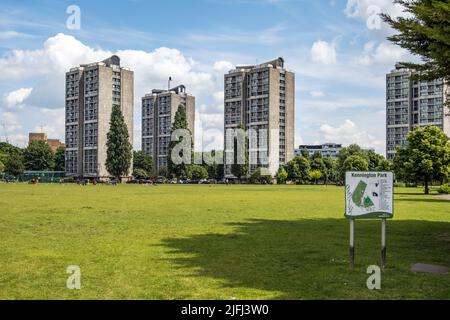 Hochhaus Tower Blocks auf dem Brandon Estate, Blick vom Kennington Park, Southwark, South London, UK Social Housing Estate. Stockfoto