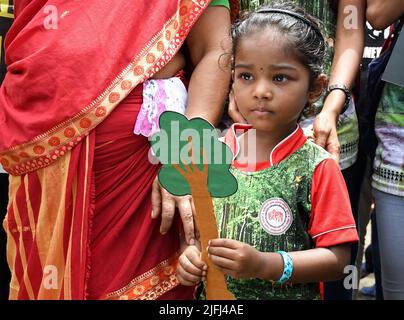 Mumbai, Maharashtra, Indien. 3.. Juli 2022. Ein Mädchen hält einen Papierbaum während des Protests gegen das Schneiden der Bäume und den Bau eines U-Bahn-Autoschuppen im Aarey-Wald. Die Regierung will den Bau des U-Bahn-Autoschuppens von Kanjurmarg zurück in den Aarey-Wald verlagern, da die Kosten für das U-Bahn-Projekt eskalierten. (Bild: © Ashish Vaishnav/SOPA Images via ZUMA Press Wire) Bild: ZUMA Press, Inc./Alamy Live News Stockfoto