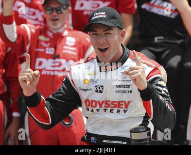 Akron, Usa. 03.. Juli 2022. Scott McLaughlin (3) feiert am Sonntag, den 3. Juli 2022, den Gewinn des Honda 200 auf dem Mid Ohio Sports Course in Lexington, Ohio. Foto von Aaron Josefczyk/UPI Credit: UPI/Alamy Live News Stockfoto