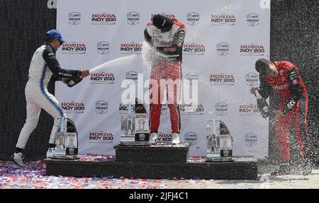 Akron, Usa. 03.. Juli 2022. (L-R) Alex Palou, Scott McLaughlin und Scott Dixon feiern am Sonntag, den 3. Juli 2022, auf dem Mid Ohio Sports Course in Lexington, Ohio, die Honda 200. Foto von Aaron Josefczyk/UPI Credit: UPI/Alamy Live News Stockfoto