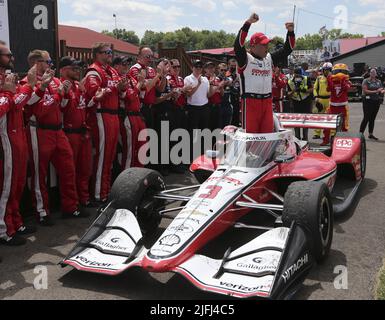 Akron, Usa. 03.. Juli 2022. Scott McLaughlin (3) feiert am Sonntag, den 3. Juli 2022, den Gewinn des Honda 200 auf dem Mid Ohio Sports Course in Lexington, Ohio. Foto von Aaron Josefczyk/UPI Credit: UPI/Alamy Live News Stockfoto