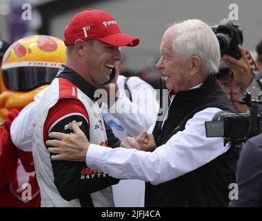 Akron, Usa. 03.. Juli 2022. Scott McLaughlin (3) feiert mit Roger Penske den Sieg der Honda 200 auf dem Mid Ohio Sports Course in Lexington, Ohio am Sonntag, den 3. Juli 2022. Foto von Aaron Josefczyk/UPI Credit: UPI/Alamy Live News Stockfoto