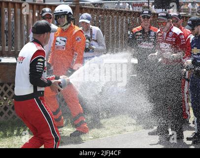 Akron, Usa. 03.. Juli 2022. Scott McLaughlin (3) feiert am Sonntag, dem 3. Juli 2022, mit Champagner seine Crew nach dem Gewinn der Honda 200 auf dem Mid Ohio Sports Course in Lexington, Ohio. Foto von Aaron Josefczyk/UPI Credit: UPI/Alamy Live News Stockfoto