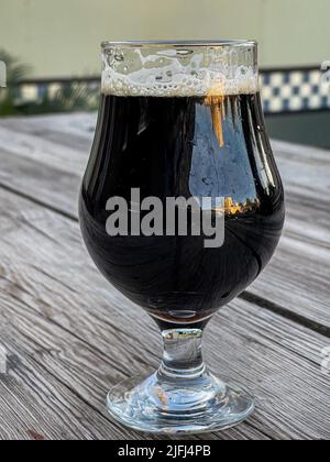 Glasbecher mit Craft-Bier von Cerveceria la Ruina dunkel, braun auf Holztisch in Hermosillo, Mexiko. © (Foto von Luis Gutierrez/Norte Photo) copa de cristal con cerveza artesanal de Cerveceria la Ruina color oscura, color Cafe sobre mesa de madera en Hermosillo, Mexiko. © (Foto von Luis Gutierrez/Norte Photo) Stockfoto