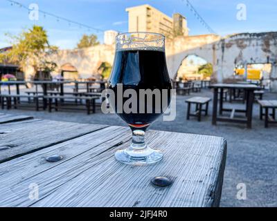 Glasbecher mit Craft-Bier von Cerveceria la Ruina dunkel, braun auf Holztisch in Hermosillo, Mexiko. © (Foto von Luis Gutierrez/Norte Photo) copa de cristal con cerveza artesanal de Cerveceria la Ruina color oscura, color Cafe sobre mesa de madera en Hermosillo, Mexiko. © (Foto von Luis Gutierrez/Norte Photo) Stockfoto