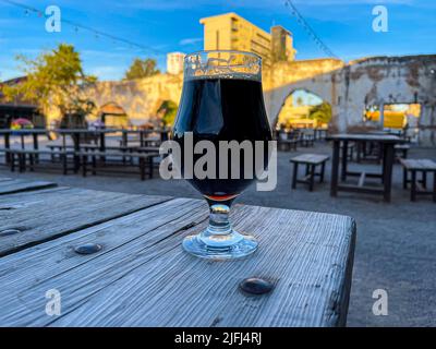 Glasbecher mit Craft-Bier von Cerveceria la Ruina dunkel, braun auf Holztisch in Hermosillo, Mexiko. © (Foto von Luis Gutierrez/Norte Photo) copa de cristal con cerveza artesanal de Cerveceria la Ruina color oscura, color Cafe sobre mesa de madera en Hermosillo, Mexiko. © (Foto von Luis Gutierrez/Norte Photo) Stockfoto