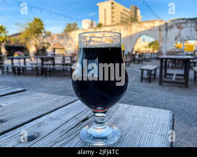 Glasbecher mit Craft-Bier von Cerveceria la Ruina dunkel, braun auf Holztisch in Hermosillo, Mexiko. © (Foto von Luis Gutierrez/Norte Photo) copa de cristal con cerveza artesanal de Cerveceria la Ruina color oscura, color Cafe sobre mesa de madera en Hermosillo, Mexiko. © (Foto von Luis Gutierrez/Norte Photo) Stockfoto