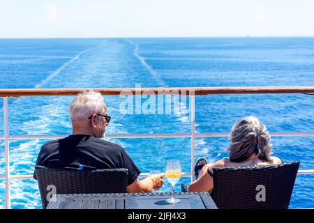 Paar entspannen am Heck des Marella Explorer-Schiffes, Adria, Mittelmeer, Europa Stockfoto