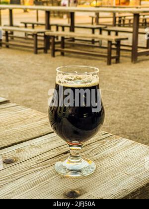 Glasbecher mit Craft-Bier von Cerveceria la Ruina dunkel, braun auf Holztisch in Hermosillo, Mexiko. © (Foto von Luis Gutierrez/Norte Photo) copa de cristal con cerveza artesanal de Cerveceria la Ruina color oscura, color Cafe sobre mesa de madera en Hermosillo, Mexiko. © (Foto von Luis Gutierrez/Norte Photo) Stockfoto