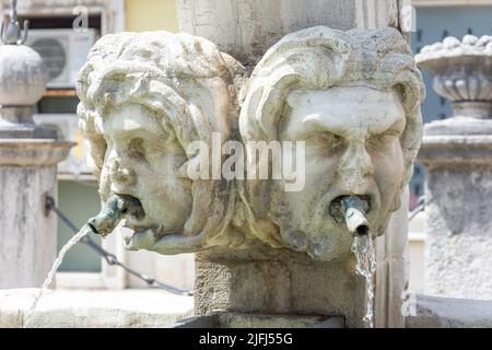 Wasserausbrüche am 17.. Jahrhundert Da Ponte-Brunnen (Da Pontejev vodnjak), Preseren-Platz, Koper, Slowenisches Istrien, Slowenien Stockfoto