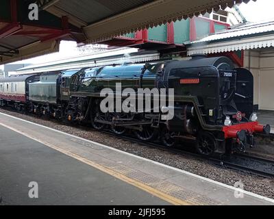 BR Standard Class 7 70000 „Britannia“ am Bahnhof Paignton, Devon, England, Großbritannien. Stockfoto