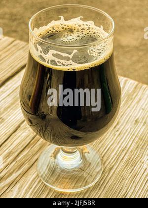 Glasbecher mit Craft-Bier von Cerveceria la Ruina dunkel, braun auf Holztisch in Hermosillo, Mexiko. © (Foto von Luis Gutierrez/Norte Photo) copa de cristal con cerveza artesanal de Cerveceria la Ruina color oscura, color Cafe sobre mesa de madera en Hermosillo, Mexiko. © (Foto von Luis Gutierrez/Norte Photo) Stockfoto