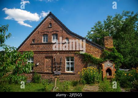 Altes rotes Backsteinhaus, Lausitz, Deutschland Stockfoto