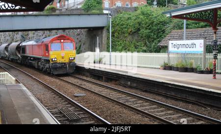 Eine Diesellokomotive der Klasse 66, betrieben von DB Schenker UK, im Bahnhof Teignmouth, Devon, England, Großbritannien. Stockfoto