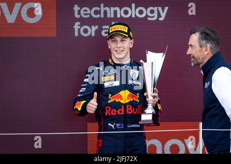 Silverstone, Großbritannien. 3.. Juli 2022. LAWSON Liam (nzl), Carlin, Dallara F2, Podium während des Rennens 7. der FIA Formel-2-Meisterschaft 2022 auf dem Silverstone Circuit vom 1. Bis 3. Juli 2022 in Silverstone, Großbritannien - Foto Sebastiaan Rozendaal / Dutch Photo Agency / DPPI Credit: DPPI Media/Alamy Live News Stockfoto