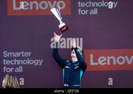 Silverstone, Großbritannien. 3.. Juli 2022. SARGEANT Logan (usa), Carlin, Dallara F2, Podium während der 7. Runde der 2022 FIA Formel 2 Meisterschaft, auf dem Silverstone Circuit, vom 1. Bis 3. Juli 2022 in Silverstone, Großbritannien - Foto Sebastiaan Rozendaal / Dutch Photo Agency / DPPI Credit: DPPI Media/Alamy Live News Stockfoto