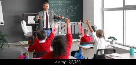 Männliche Lehrer, der Unterricht im Klassenzimmer Stockfoto