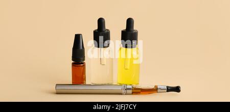 Elektronische Zigarette mit Öl in Flaschen auf hellem Hintergrund mit Platz für Text Stockfoto
