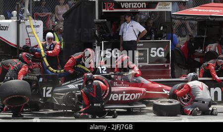 Akron, Usa. 03.. Juli 2022. Scott Dixon (12) beendet am Sonntag, den 3. Juli 2022, während der Honda 200 einen Boxenstopp auf dem Mid Ohio Sports Course in Lexington, Ohio. Foto von Aaron Josefczyk/UPI Credit: UPI/Alamy Live News Stockfoto