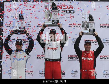 Akron, Usa. 03.. Juli 2022. (L-R) Alex Palou, Scott McLaughlin und Scott Dixon halten ihre Trophäen nach dem Abschluss der Honda 200 auf dem Mid Ohio Sports Course in Lexington, Ohio, am Sonntag, 3. Juli 2022. Foto von Aaron Josefczyk/UPI Credit: UPI/Alamy Live News Stockfoto