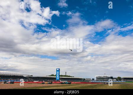 Silverstone, Großbritannien. 03.. Juli 2022. Daniel Ricciardo (AUS) McLaren MCL36 führt Sebastian Vettel (GER) Aston Martin F1 Team AMR22 an. 03.07.2022. Formel 1 Weltmeisterschaft, Rd 10, Großer Preis Von Großbritannien, Silverstone, England, Wettkampftag. Bildnachweis sollte lauten: XPB/Press Association Images. Quelle: XPB Images Ltd/Alamy Live News Stockfoto