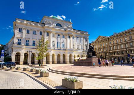 Außenansicht des Staszic-Palastes (Pałac Staszica) mit der Statue von Nicolaus Copernicus vor dem Gebäude, Nowy Swiat, Warschau, Polen Stockfoto