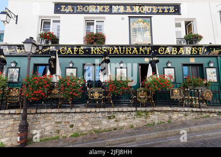 Das charmante Restaurant La Bonne Franquette auf dem Hügel Montmartre. Montmartre mit traditionellen französischen Cafés und Kunstgalerien ist eines der meistbesuchten Stockfoto