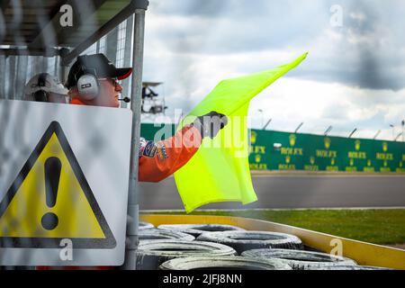 Silverstone, Großbritannien. 3.. Juli 2022. Marshal waves yellow flag, F1 Grand Prix of Great Britain at Silverstone Circuit on July 3, 2022 in Silverstone, United Kingdom. (Foto von HIGH TWO) Quelle: dpa/Alamy Live News Stockfoto