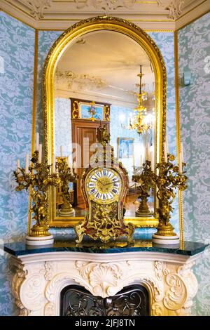 Kunstvolle goldene Uhr, Spiegel und Kamin im Herbst Palace Museum (Muzeum Pałac Herbsta), Lodz, Polen Stockfoto