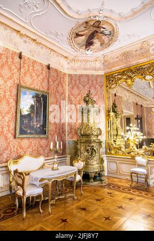 Wohnzimmer im Stil des Rokoko-Revivals im Herbst Palace Museum (Muzeum Pałac Herbsta), Lodz, Polen Stockfoto