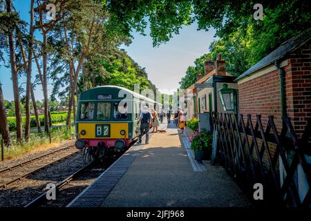 Die britischen Dieseltriebwagen der Klasse 101, DMU, 51188/56352, ‘Heritage Railcar’ der North Norfolk Railway fahren in den Bahnhof holt. Stockfoto