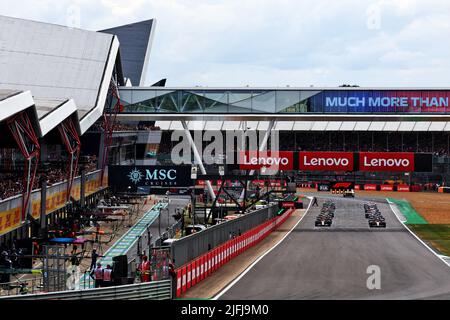Silverstone, Großbritannien. 03.. Juli 2022. Der Start des Rennens. 03.07.2022. Formel 1 Weltmeisterschaft, Rd 10, Großer Preis Von Großbritannien, Silverstone, England, Wettkampftag. Bildnachweis sollte lauten: XPB/Press Association Images. Quelle: XPB Images Ltd/Alamy Live News Stockfoto