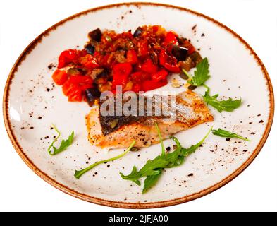 Gebackenes Lachsfilet mit Gemüsemischung Stockfoto