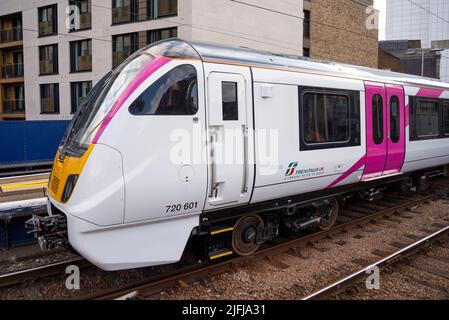 Neuer Zug der Baureihe C2C 720 bereitet sich auf einen Testlauf von der Fenchurch Street, London, vor. Elektrifizierte London Southend Railway, betrieben von Trenitalia Stockfoto