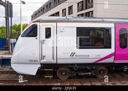 Neuer Zug der Baureihe C2C 720 bereitet sich auf einen Testlauf von der Fenchurch Street, London, vor. Elektrifizierte London Southend Railway, betrieben von Trenitalia Stockfoto