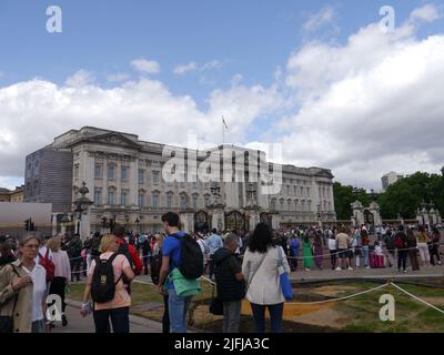 Touristenmassen im Buckingham Palace, London, England Stockfoto