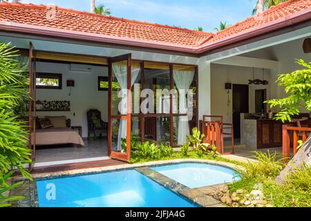 Sri Lanka - Nov 4, 2017: Luxus-Haus mit Pool im Hinterhof. Sommerferienhaus im indischen oder karibischen Stil und Garten im Innenhof. Schöne Villa auf Stockfoto