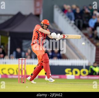 Old Trafford, Manchester, Großbritannien. 3.. Juli 2022. Vitality Blast T20 Cricket, Lancashire Lightning gegen Birmingham Bears; Tim David von Lancashire Lightning zieht an die Beinseite Kredit: Action Plus Sports/Alamy Live News Stockfoto