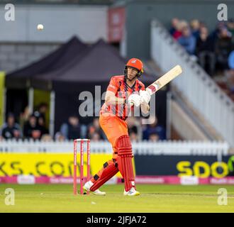 Old Trafford, Manchester, Großbritannien. 3.. Juli 2022. Vitality Blast T20 Cricket, Lancashire Lightning gegen Birmingham Bears; Tim David von Lancashire Lightning hält den Ball hoch über den Covers Credit: Action Plus Sports/Alamy Live News Stockfoto