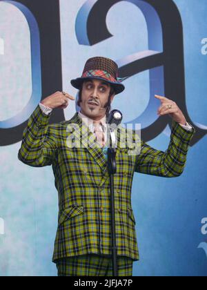 Sebastien Torkia als Mr Wormwood, Auftritt im Musical Matilda at West End Live am Trafalgar Square 2022. Stockfoto