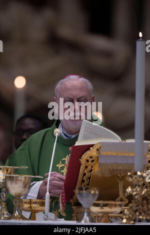 Vatikanstadt, Vatikan. 3. Juli 2022. Monsignore Paul Richard Gallagher konzelebriert mit Papst Franziskus eine heilige Messe für die kongolesische Gemeinschaft in Rom im Petersdom. Quelle: Maria Grazia Picciarella/Alamy Live News Stockfoto